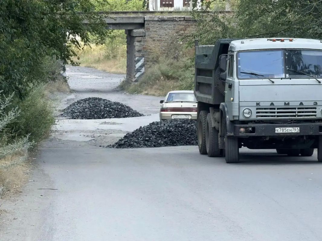 В Шахтах проводятся работы по грейдированию и восстановлению профиля грунтовых дорог