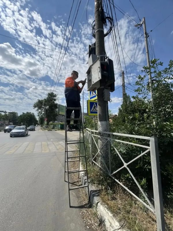 В Батайске продолжают восстанавливать светофоры