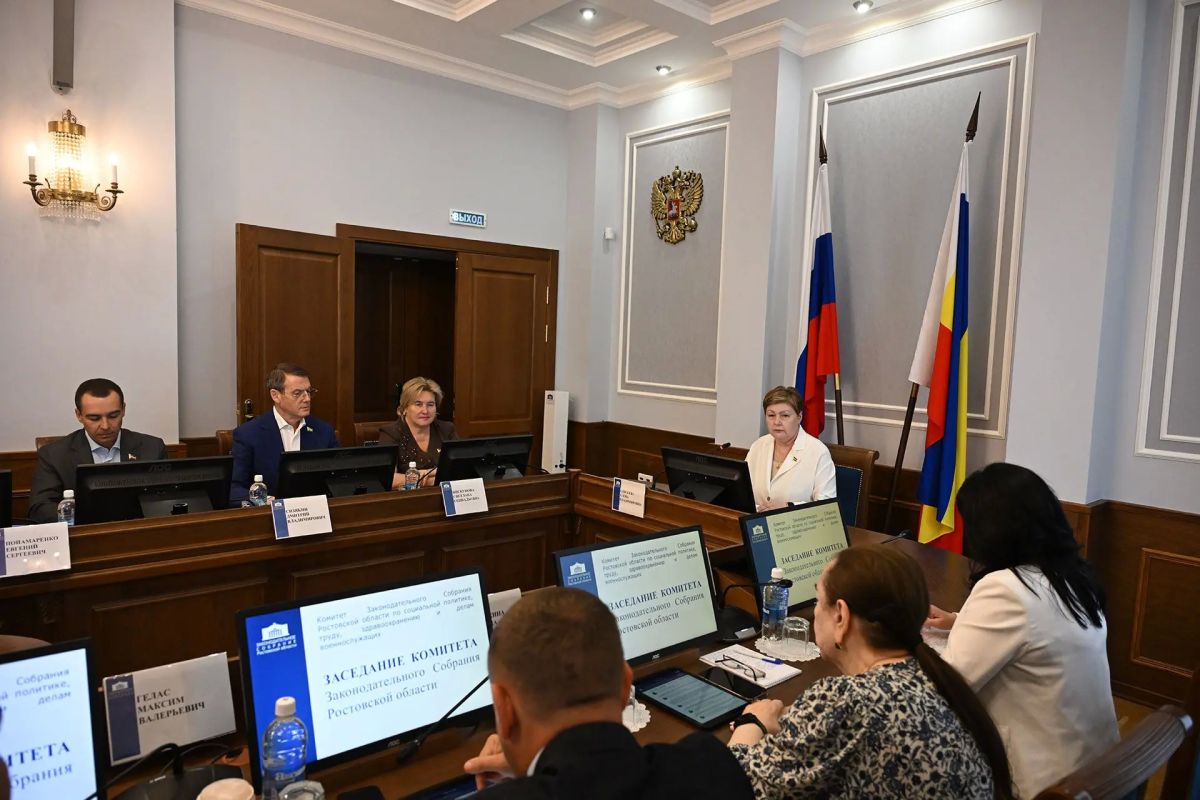 Депутаты комитета Законодательного Собрания Ростовской области по социальной политике обсудили проект регионального закона, согласно которому 12 марта на Дону будет отмечаться новый профессиональный праздник – День...