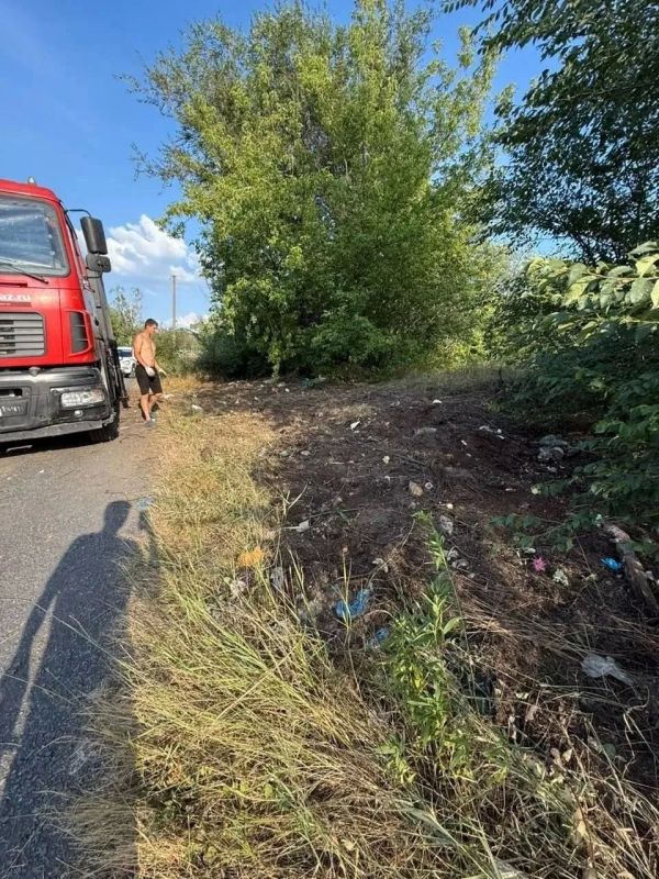 В Шахтах очистили кладбище поселка «Комправды» от 100 кубометров мусора