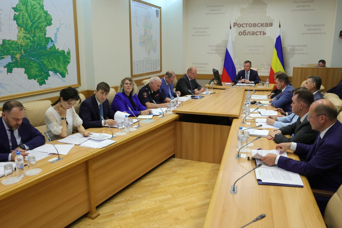 Уборочная кампания, пожароопасный сезон, контроль за рынком топлива - главные темы оперативного совещания донского губернатора