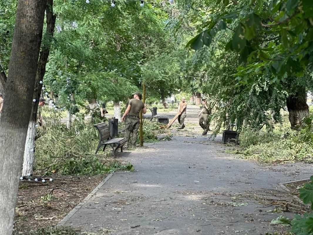 В Новочеркасске к ликвидации последствий непогоды, помимо коммунальных служб и волонтеров, привлечены подразделения военнослужащих