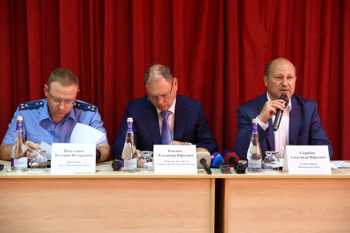 Власти Ростова провели встречу с жителями пострадавшего от атаки БПЛА дома