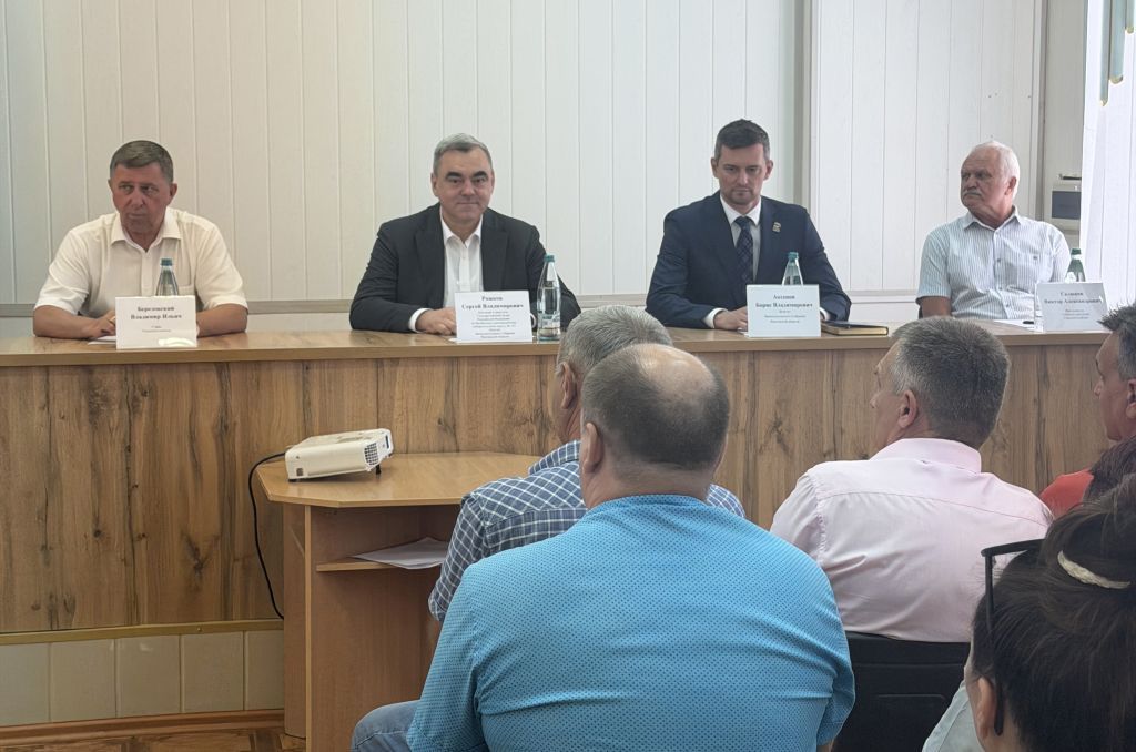 Борис Аксенов и Сергей Рожков провели встречу с жителями Сальска