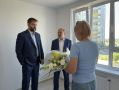 Первые две семьи из пострадавшего от атаки БПЛА дома получили ключи от новых квартир