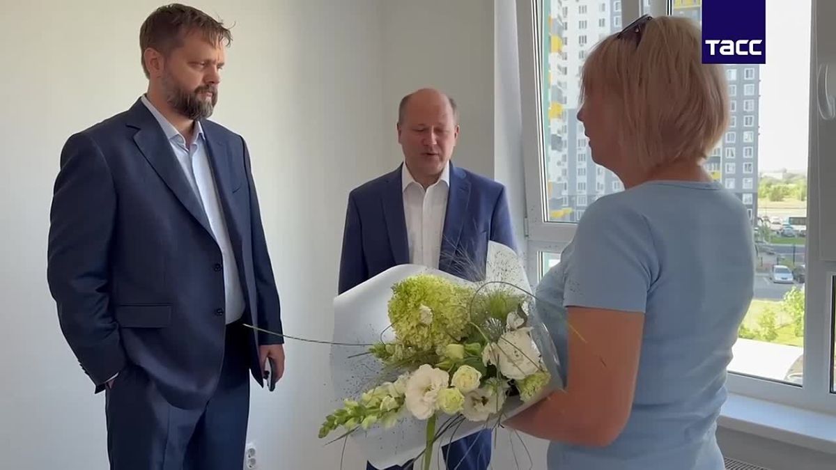 Первые две семьи, пострадавшие в результате атаки ВСУ на Ростов-на-Дону в январе 2026 года, получили ключи от новых квартир, сообщил глава города Александр Скрябин