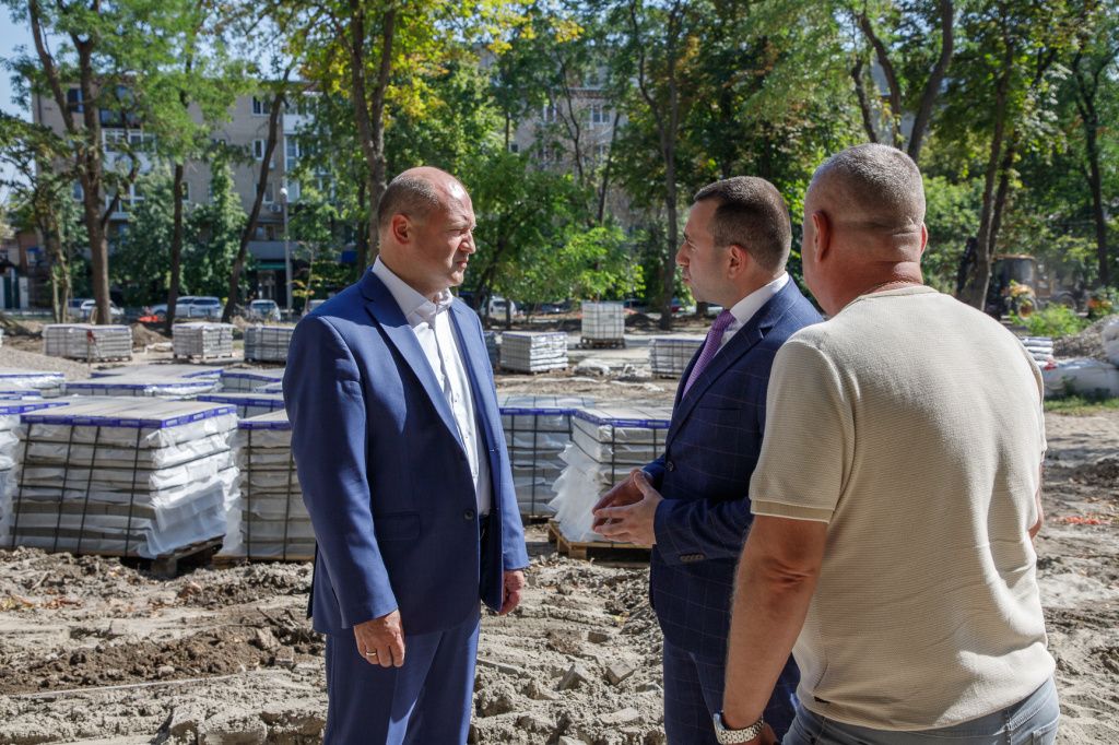 Александр Скрябин проверил ход работ в сквере Строителей