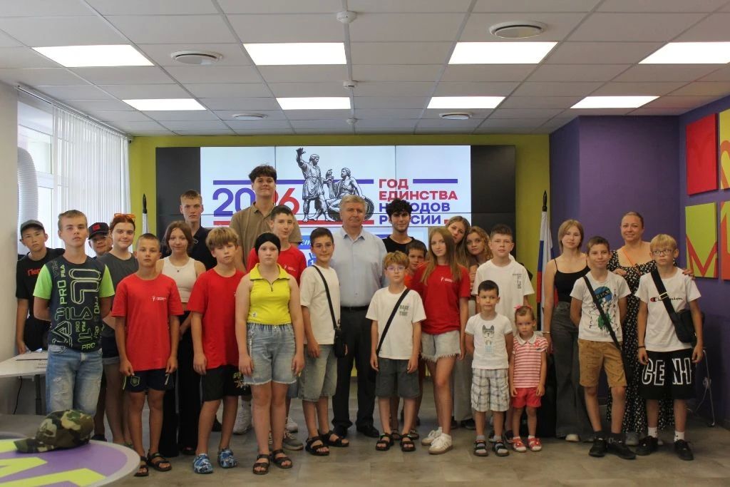В молодежном центре #ДонМолодой г. Шахты участников Профильной профилактической смены Движения Первых просвещали сотрудники Администрации города Шахты