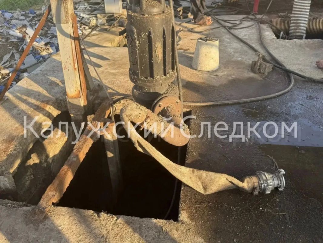 Рабочий погиб, пытаясь спасти упавшего в шахту канализации коллегу в Калужской области