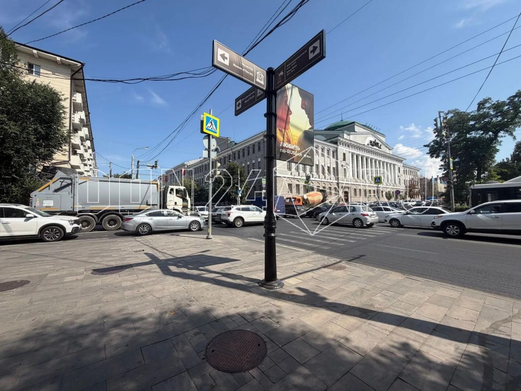 В центре Ростова водитель взял на себя работу регулировщика