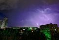 В Ростове во время грозы молния ударила рядом с дорогой на Северном