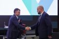 Юрий Слюсарь наградил врача, спасавшего мирных жителей в Архипо-Осиповке