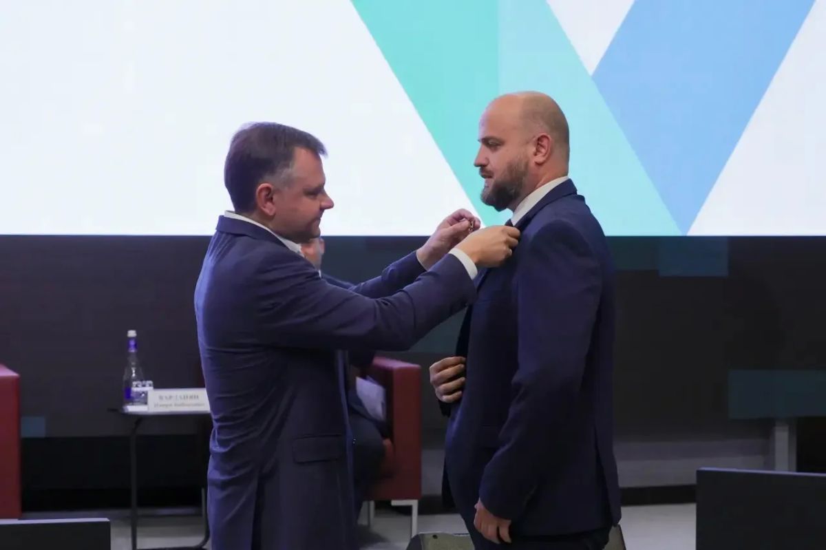 Юрий Слюсарь: Сегодня лично поблагодарил врача анестезиолога-реаниматолога Александра Шишкина, который спасал мирных жителей на пляже в Архипо-Осиповке после атаки вражеских беспилотников