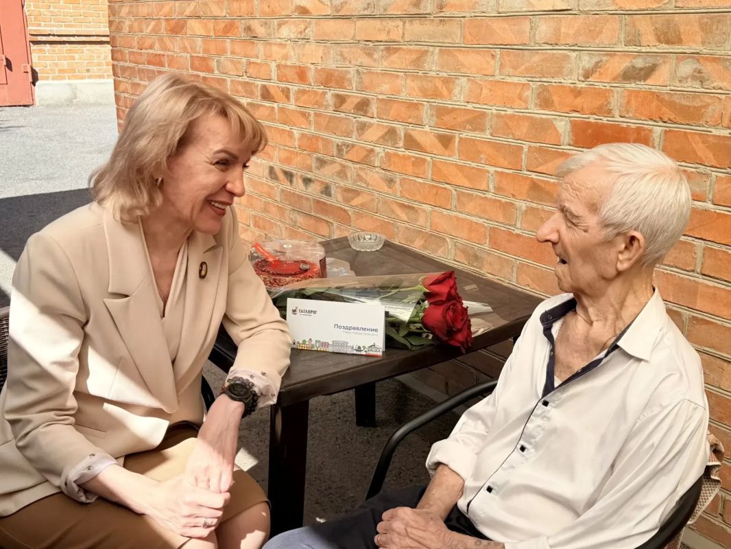 Таганроге с 95-летием поздравили участника Великой Отечественный войны, Почетного гражданина города Василия Васильевича Червонева