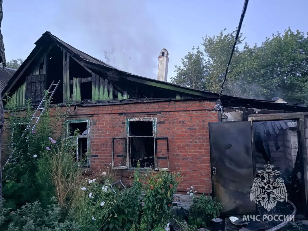 Тело 44-летней хозяйки дома в Шахтах нашли во время тушения пожара, сообщили в МЧС по Ростовской области