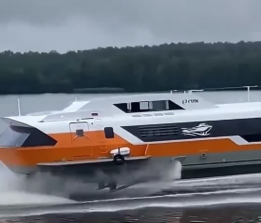 Красиво идет! Будущий донской «Метеор-120Р» проходит испытания на воде