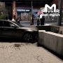 BMW вылетел на тротуар после аварии возле сквера Фрунзе в Ростове