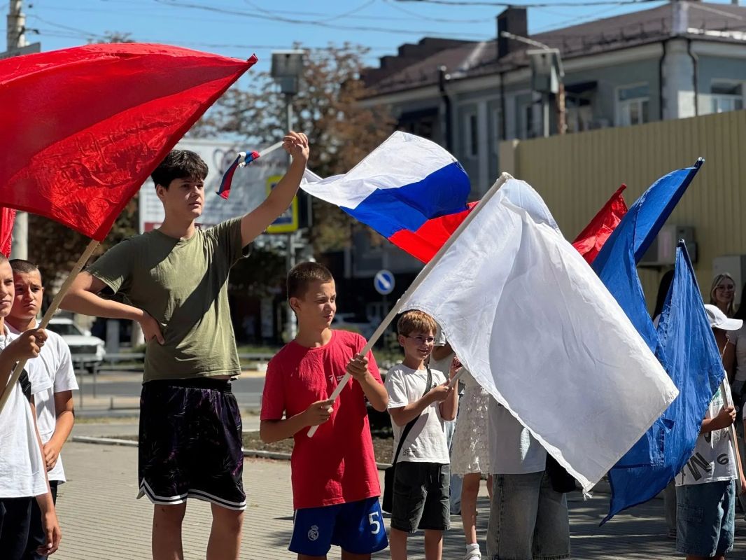 Движение Первых в Шахтах провело акцию «Символ народа» ко Дню флага РФ