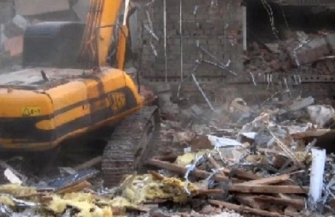 В Ростове на улице Мечникова начали снос аварийного дома