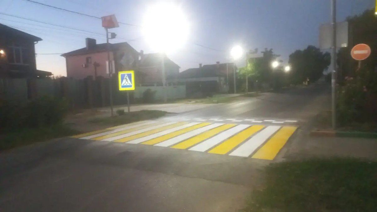 В Батайске обновляют разметку на пешеходных переходах