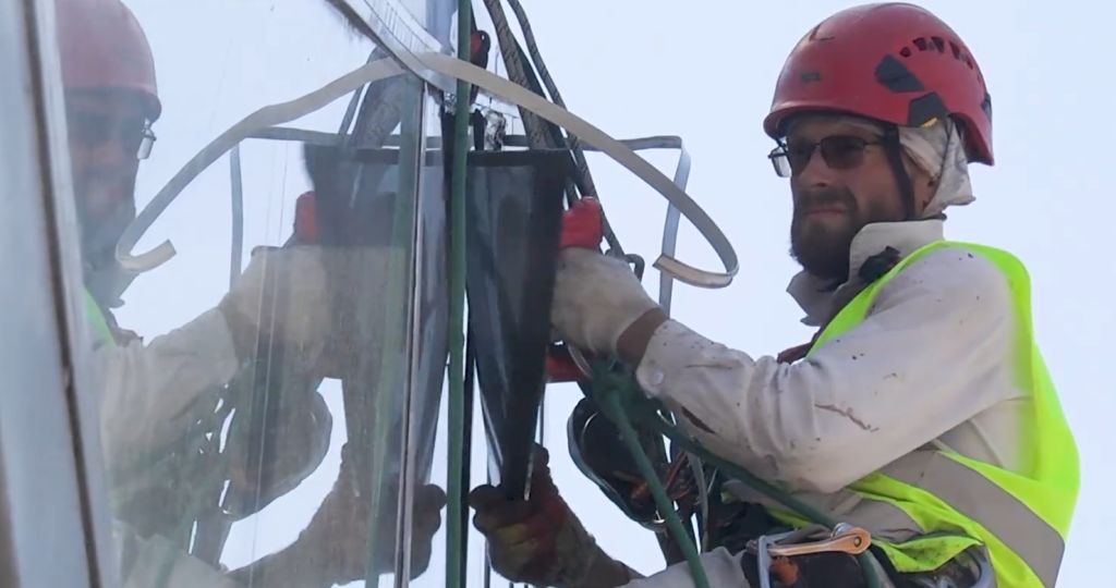 Во всех четырёх лифтах на Ворошиловском мосту обновили остекление