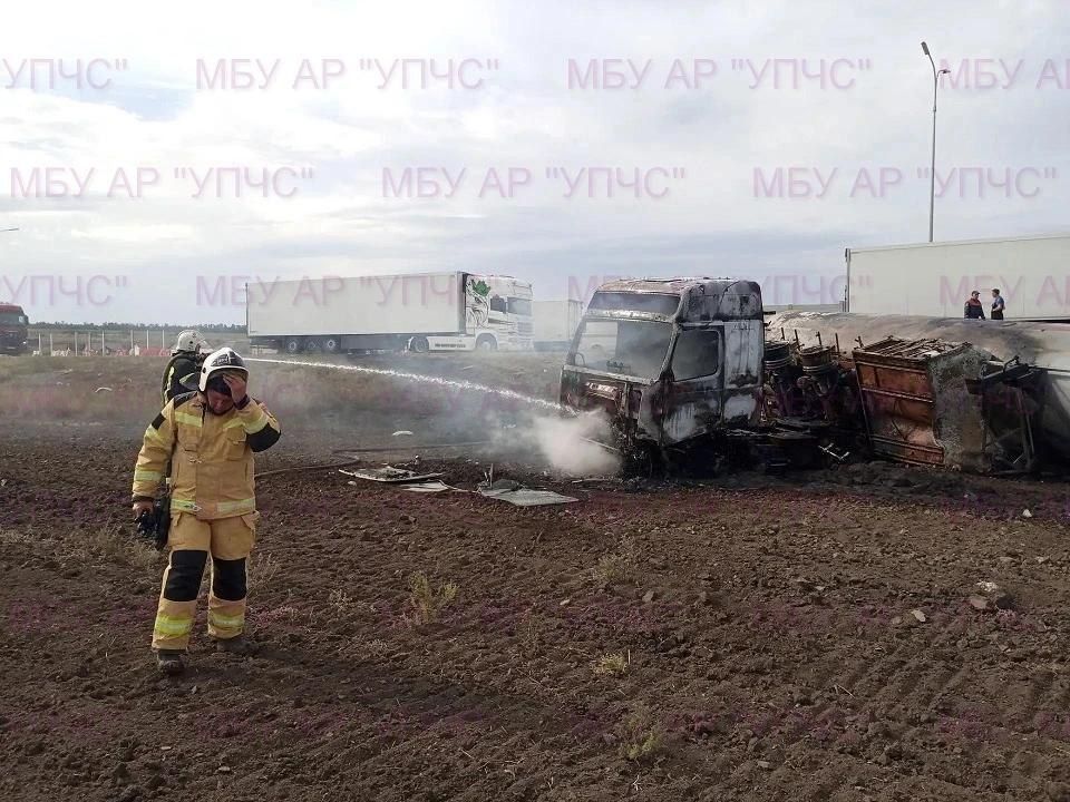 Газовоз загорелся после ДТП с легковым автомобилем в Ростовской области