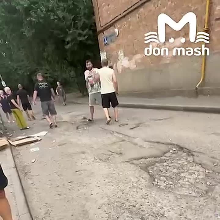 — Я тебе сейчас на**й челюсть сломаю, е***ашка