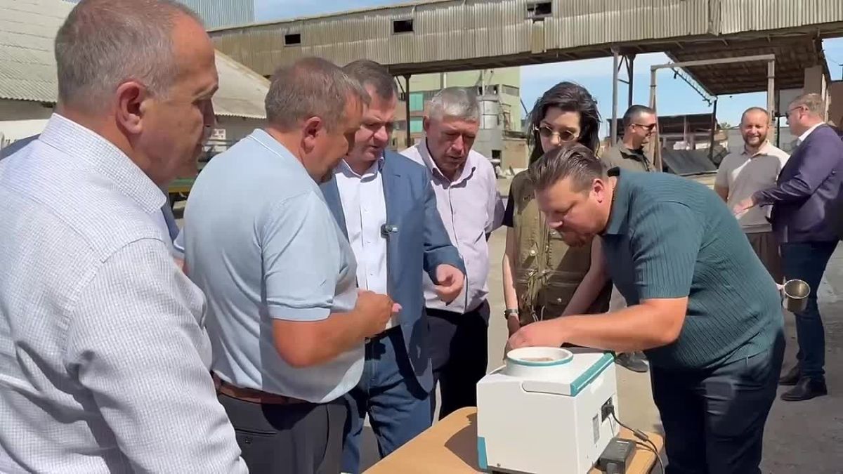 Юрий Слюсарь: Сегодня работаем в одном из сельскохозяйственных районов нашей области – Обливском. Побывали на нескольких предприятиях АПК.