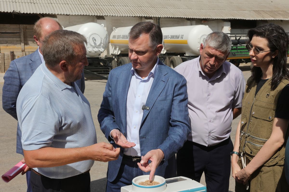 Юрий Слюсарь посетил предприятия АПК в станице Обливской