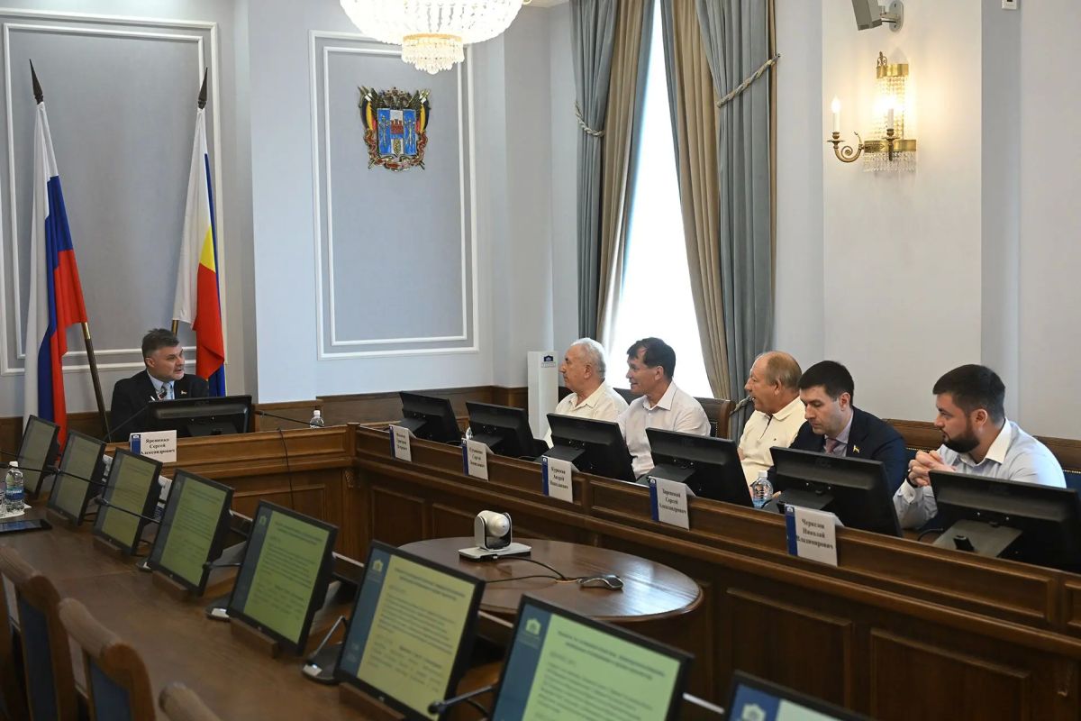 На заседании комитета Законодательного Собрания Ростовской области по аграрной политике, природопользованию, земельным отношениям и делам казачества депутаты обсудили проект обращения донского парламента на федеральный...