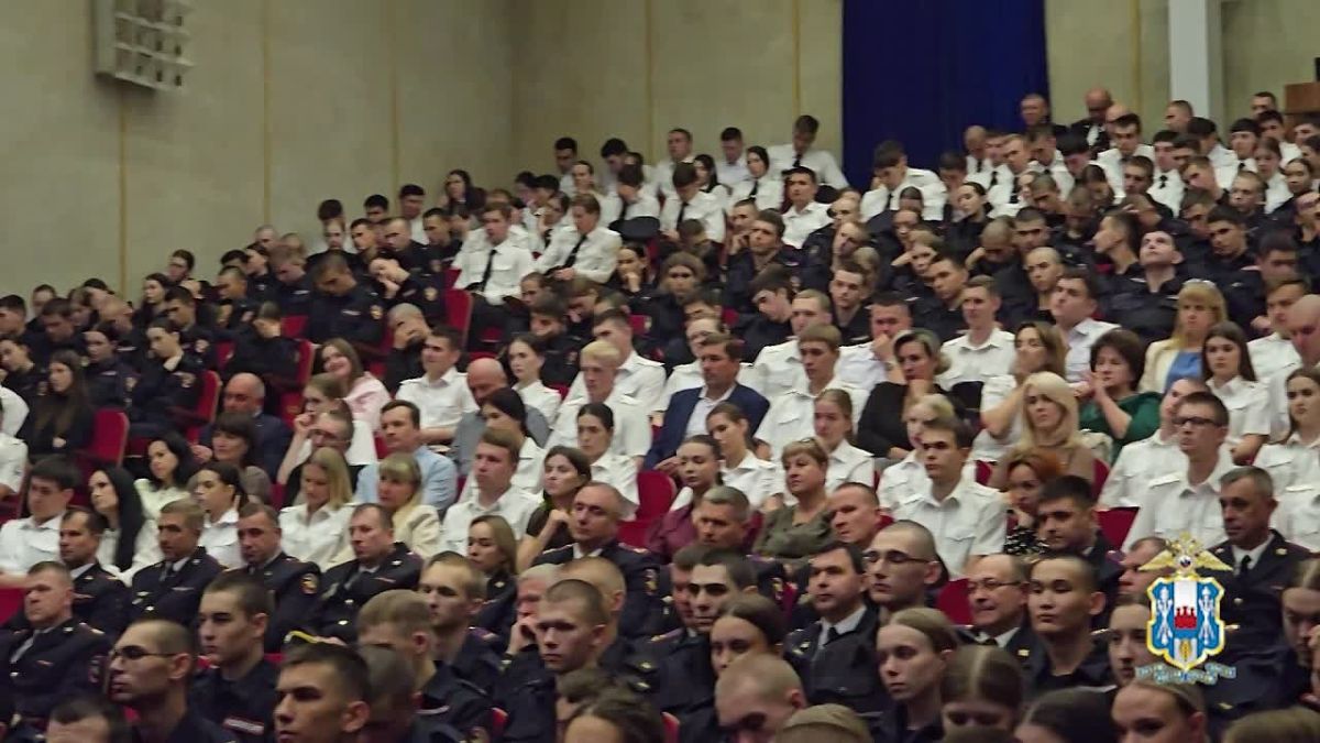 В Ростове-на-Дону состоялось торжественное собрание для учащихся полицейских классов и курсантов Ростовского юридического института МВД России