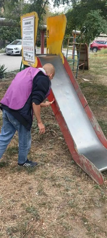 В Шахтах завершен этап работ по обновлению детской площадки на улице Рылеева