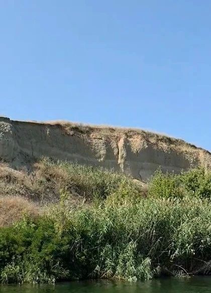 Рыбак из Батайска нашел в обрыве на Дону старинные гробы и скелеты