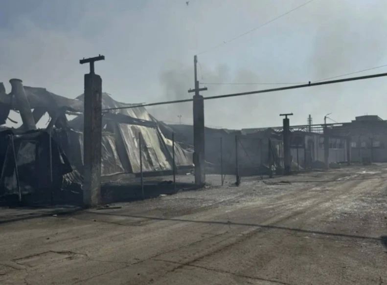 В Таганроге продолжают тушить пожар после атаки БПЛА