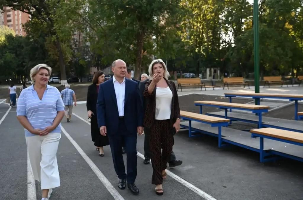 Светлана Пискунова осмотрела отремонтированный спортивный комплекс в лицее № 103 Ростова-на-Дону
