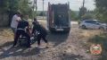 В Красном Сулине полицейские помогли медикам удержать пациента, который не мог лежать спокойно