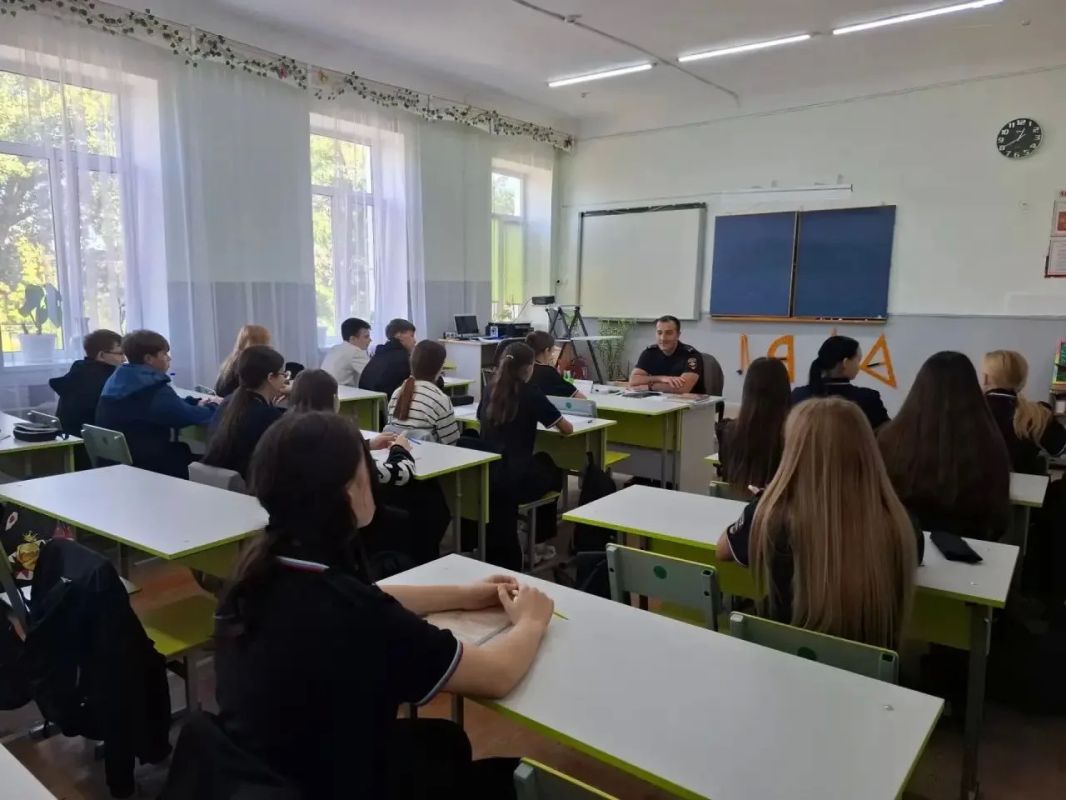 Cотрудники Каменской полиции провели лекцию для учащихся «полицейских классов»