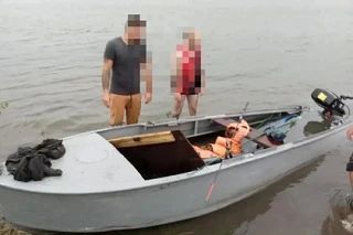 Пятеро рыбаков едва не утонули под Ростовом из-за перевернувшейся лодки