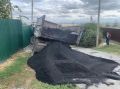Гружёный самосвал влетел в забор частного дома в Аксае