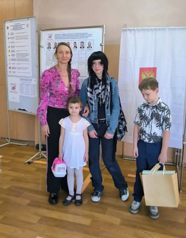 В Таганроге многодетные семьи активно участвуют в голосовании, приходя на избирательные участки в полном составе