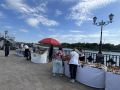 Сегодня на набережной кипит жизнь: продают магнитики и открытки с видами Ростова, изделия ручной работы, а кто-то празднует свадьбу и устроил фотосессию