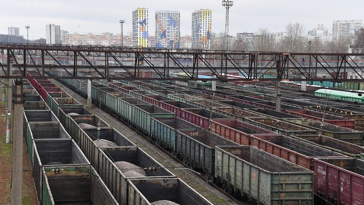 Маршруты 15 поездов изменены из-за схода вагонов в Ростовской области