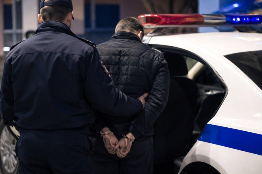 Ростовчанин под запрещенкой устроил дебош в хостеле и сломал шлагбаум в ЖК, убегая от Росгвардии в Краснодаре