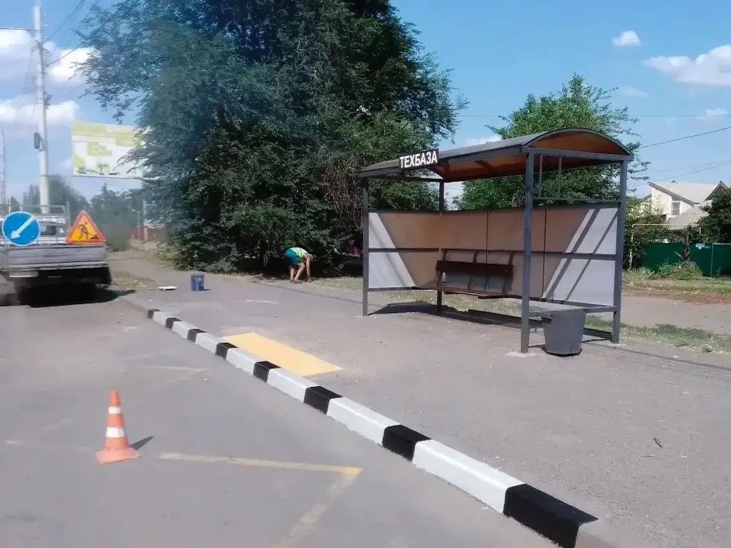 В Шахтах продолжают обустраивать остановочные павильоны