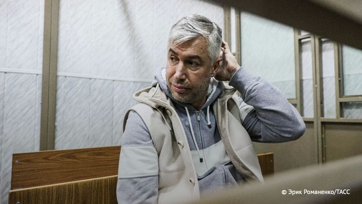 Суд продлил на месяц арест экс-главе Ростова-на-Дону Алексею Логвиненко, в отношении которого расследуются дела о получении взятки и превышении полномочий, сообщили в объединенной пресс-службе судов Ростовской области