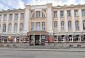 На фасаде театра Комиссаржевской в Новочеркасске появились баннеры к 202-му сезону