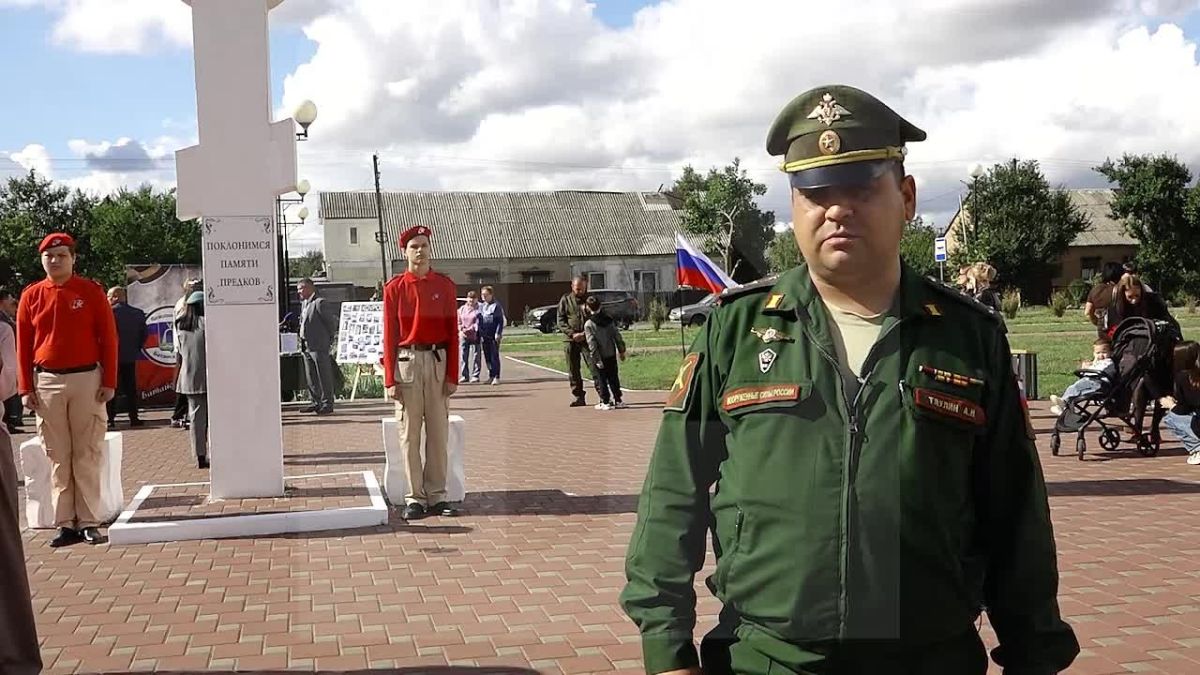 Мемориал "Живым и павшим медикам СВО" открыли в парке Дружбы народов в Батайске