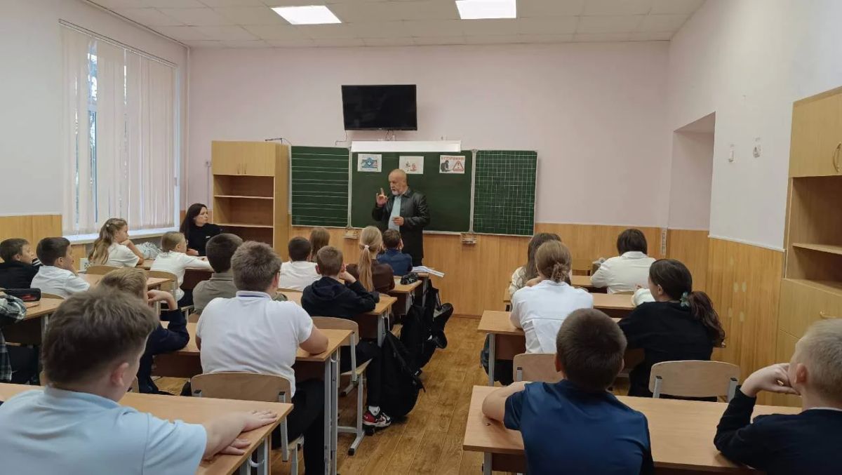 Осторожно: мошенники! Общественник рассказал школьникам как уберечь себя и не попасть в беду