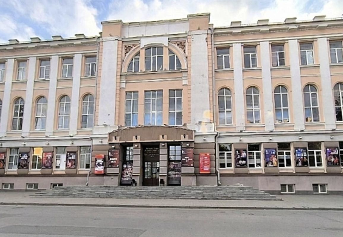 На фасаде театра Комиссаржевской в Новочеркасске появились баннеры к 202-му сезону