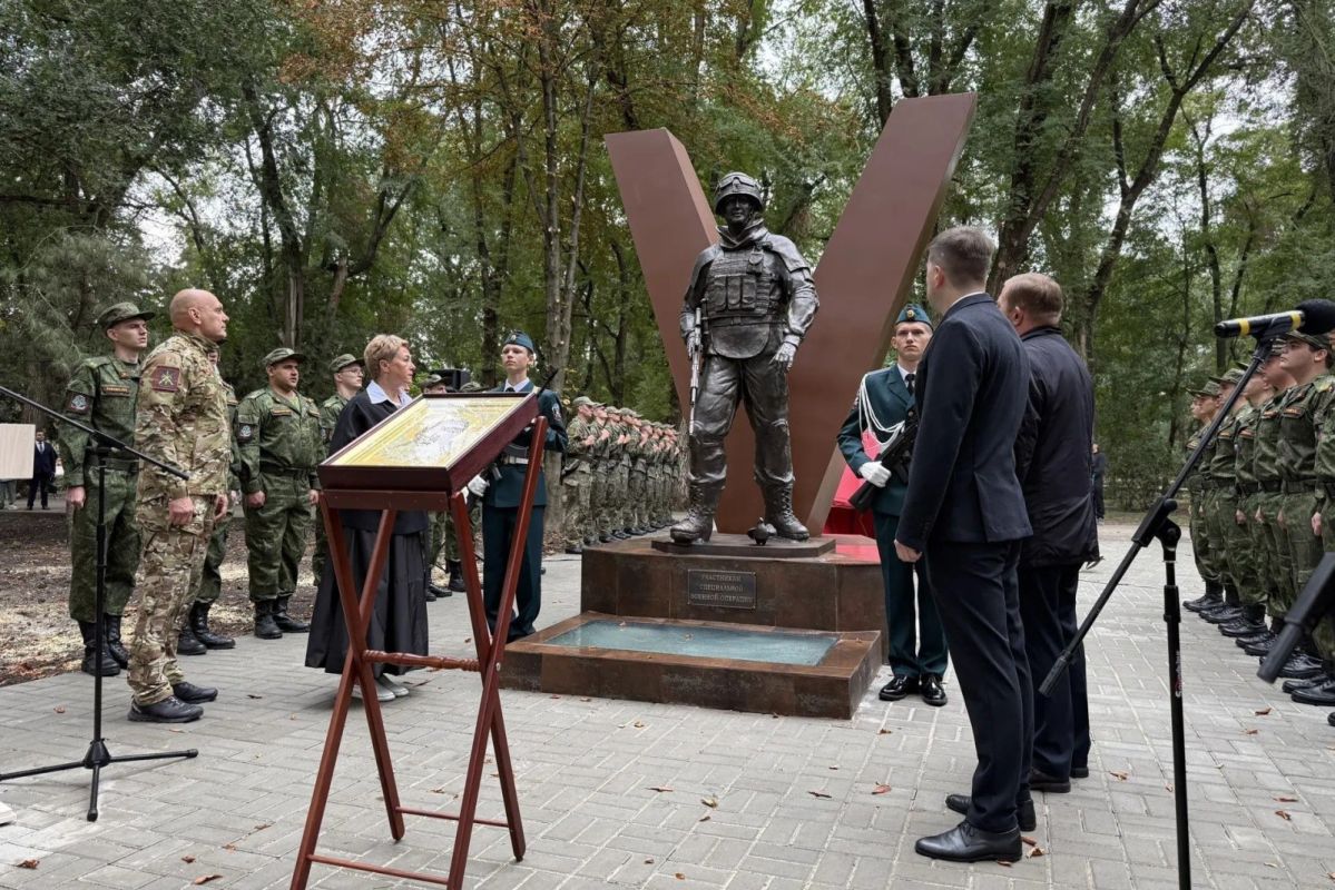 Памятник героям СВО открыли в Батайске
